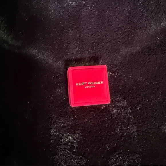 🦅✨ Kurt Geiger Gold Eagle Head Crystal XL Ring - Picture 9 of 11